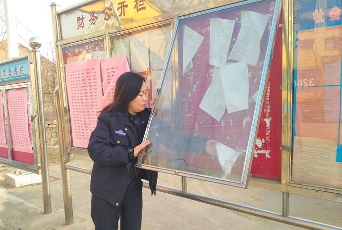 青島嶗山區社區網格員清理宣傳欄 擦亮信息窗口